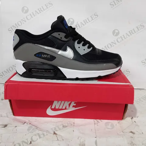 BOXED PAIR OF NIKE AIR MAX 90 SHOES IN BLACK/GREY UK SIZE 8