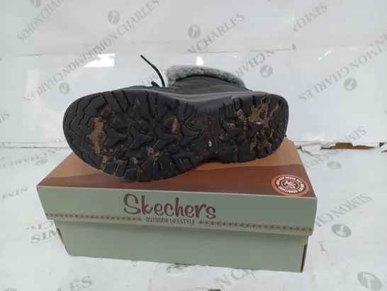 BOXED SKECHERS BLACK CUFFED BOOTS- SIZE 4 