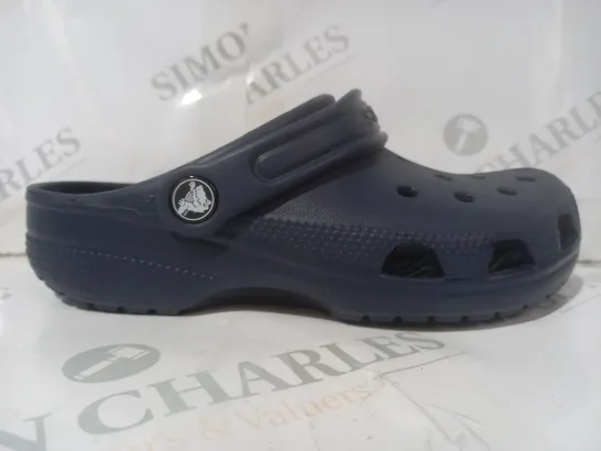 BOXED PAIR OF CROCS CLASSIC KIDS CLOGS IN NAVY UK SIZE J3