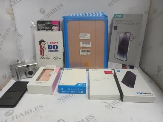 BOX OF APPROXIMATELY 15 ASSORTED ELECTRICAL & SMARTPHONE ACCESSORIES TO INCLUDE POWERBANKS, TABLET CASES, SCREEN PROTECTORS ETC 