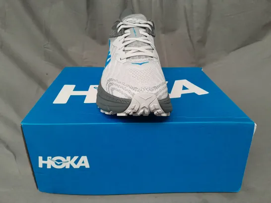 BOXED PAIR OF HOKA CHALLENGER ATR 7 SHOES IN GREY/BLUE UK SIZE 9