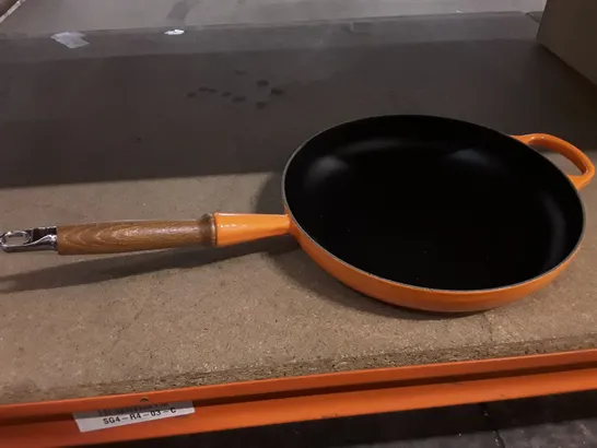 LE CREUSET SIGNATURE CAST IRON FRYING PAN WITH WOODEN HANDLE 28CM 