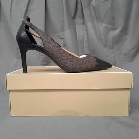 BOXED PAIR OF MICHAEL KORS ADLINE HEELED PUMPS IN BROWN SIZE 6.5