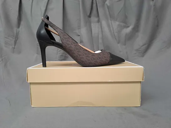 BOXED PAIR OF MICHAEL KORS ADLINE HEELED PUMPS IN BROWN SIZE 6.5