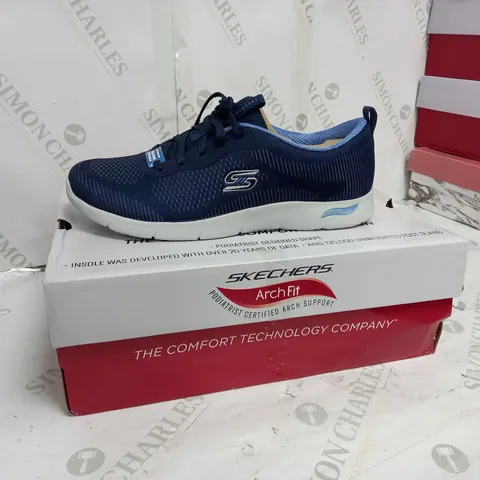 BOXED PAIR OF SKECHERS ARCH FIT TRAINERS IN NAVY SIZE 6