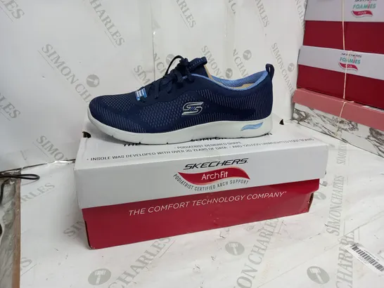 BOXED PAIR OF SKECHERS ARCH FIT TRAINERS IN NAVY SIZE 6