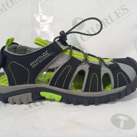 BOXED PAIR OF REGATTA WESTSHORE KIDS SANDALS IN BLACK/LIME GREEN UK SIZE 1