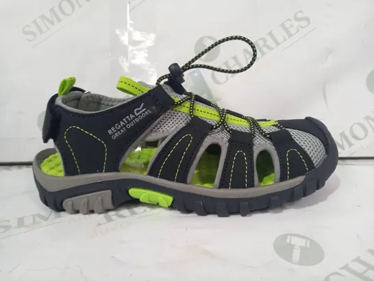 BOXED PAIR OF REGATTA WESTSHORE KIDS SANDALS IN BLACK/LIME GREEN UK SIZE 1