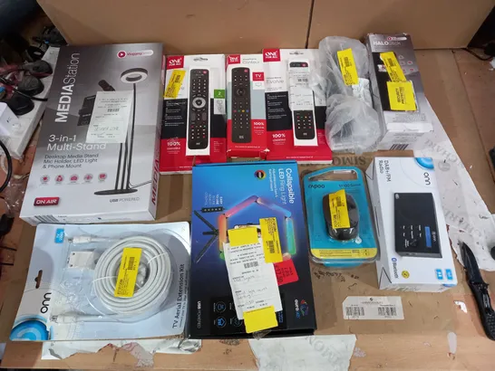 LOT OF APPROX 10 ASSORTED TECH ITEMS TO INCLUDE TV REMOTES, VLOGGING LIGHTS, TV CABLE ETC