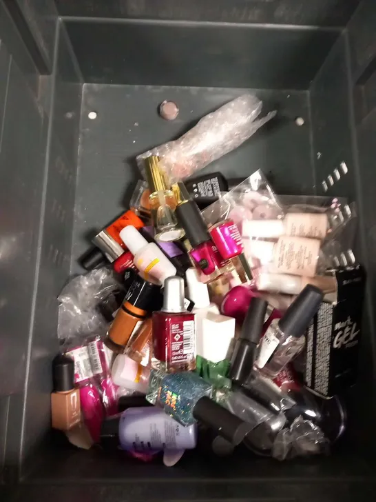 APPROXIMATELY 90 ASSORTED NAIL VARNISH/GELS TO INCLUDE; DR LEWINNS, CANNIN, PRESTON GEL, TROPICS, CANDY COAT, MAYBELLINE,  MAGPIE AND JIA SPACE