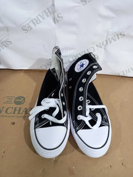 PAIR OF CONVERSE HIGH TOPS IN BLACK SIZE 6