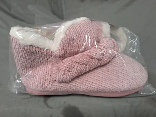 BOX OF APPROXIMATELY 10 ASSORTED PAIRS OF DUNLOP SLIPPERS IN PINK (SIZES VARY)