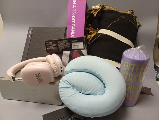 APPROXIMATELY 20 ASSORTED TYPO PRODUCTS TO INCLUDE WIRELESS HEADPHONES, FOLDABLE TRAVEL NECK PILLOW, WOVEN THROW, IN A TWIST CANDLE 