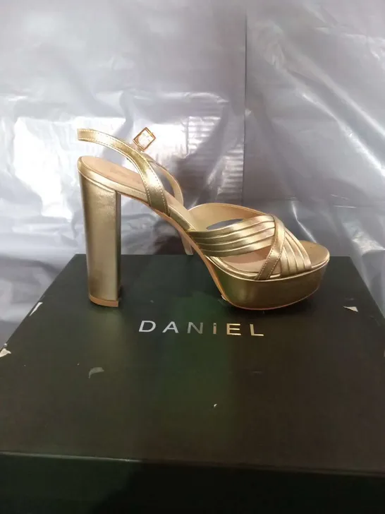 BOXED DANIEL AVERY SIZE 37