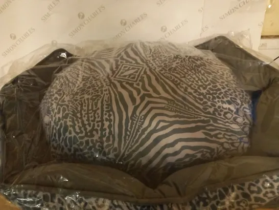 JM BY JULIEN MACDONALD PET BED