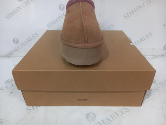 BOXED PAIR OF UGG WTAZZ SHOES IN CHESTNUT UK SIZE 5