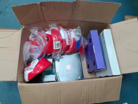 BOXED LOT OF APPROX. 16 HOUSEHOLD ITEMS TO INCLUDE CLOCKS, FOOTBALLS AND KITCHENWARE 