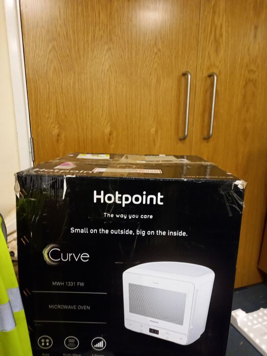 HOTPOINT MWH 1331 FW FREESTANDING CURVE MICROWAVE