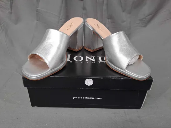 BOXED PAIR OF JONES PEEP TOE BLOCK HEEL SANDALS IN METALLIC SILVER UK SIZE 6