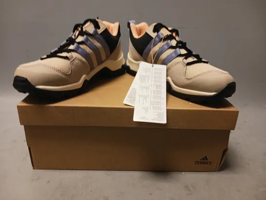 BOXED PAIR OF ADIDAS TERREX AX2R KIDS SHOES IN TAN/MULTI UK SIZE 13.5