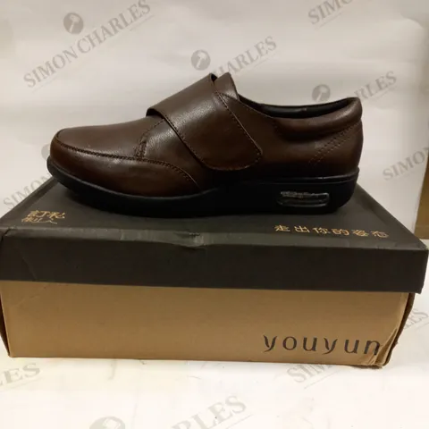 YOUYUN BROWN FAUX LEATHER SHOES SIZE UNKNOWN APPROX 6/7