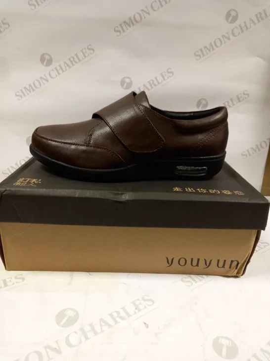 YOUYUN BROWN FAUX LEATHER SHOES SIZE UNKNOWN APPROX 6/7