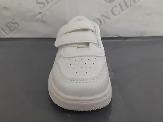 BOXED PAIR OF DESIGNER INFANT SHOES IN WHITE EU SIZE 22