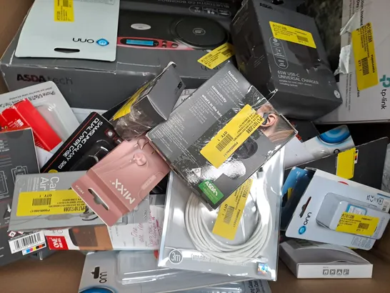 BOX OF APPROXIMATELY 50 ASSORTED ELECTRICAL ITEMS TO INCLUDE HDMI CABLE, FM ALARM CLOCK, POWER BANK, ETC