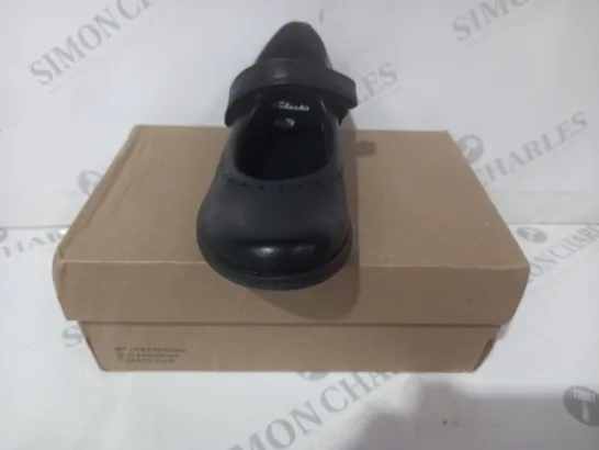 BOXED PAIR OF CLARKS ETCH CRAFT KIDS SHOES IN BLACK UK SIZE 12.5