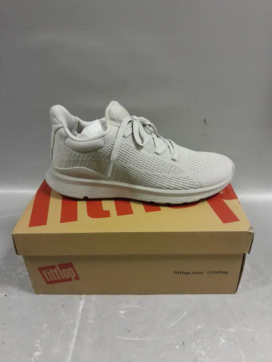 BOXED PAIR OF FITFLOP VITAMIN FFX KNIT TRAINERS - 4.5