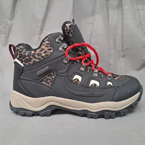 PAIR OF MOUNTAIN WAREHOUSE WATERPROOF WALKING BOOTS IN BLACK/LEOPARD PRINT UK SIZE 6