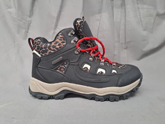 PAIR OF MOUNTAIN WAREHOUSE WATERPROOF WALKING BOOTS IN BLACK/LEOPARD PRINT UK SIZE 6