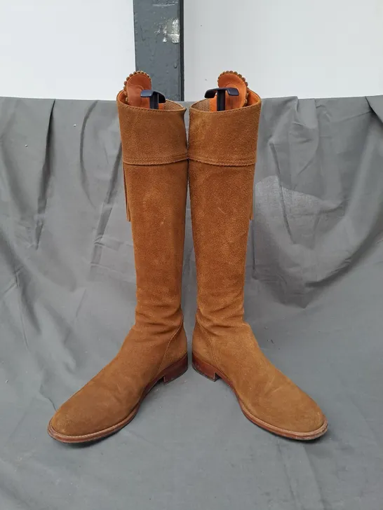 BOXED PAIR OF FAIRFAX & FAVOUR NARROW FIT SUEDE REGINA KNEE-HIGH BOOTS IN TAN SIZE 6