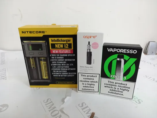 APPROXIMATELY 20 VAPES & E-CIGARETTES TO INCLUDE NITECORE INTELLICHARGER, ASPIRE ZELOS NANO KIT, VAPORESSO XROS3, ETC