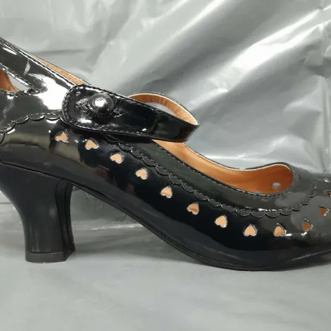 BOXED PAIR OF DESIGNER CLOSED TOE HEELED SHOES IN BLACK SIZE 7