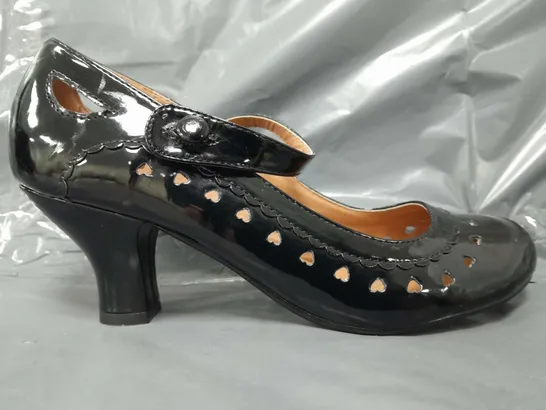 BOXED PAIR OF DESIGNER CLOSED TOE HEELED SHOES IN BLACK SIZE 7