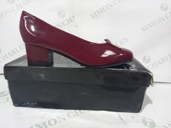 BOXED PAIR OF COMFORT PLUS LOW BLOCK HEEL SLIP-ON SHOES IN WINE RED SIZE 4