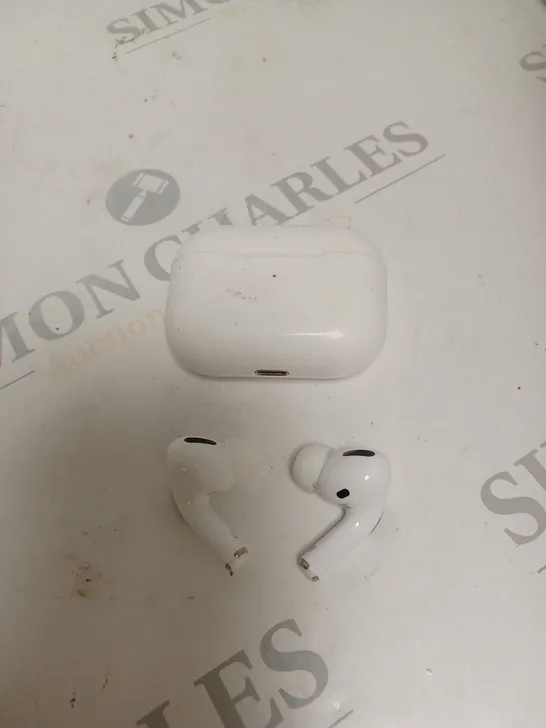 APPLE AIRPODS IN WHITE WITH CHARGING CASE 