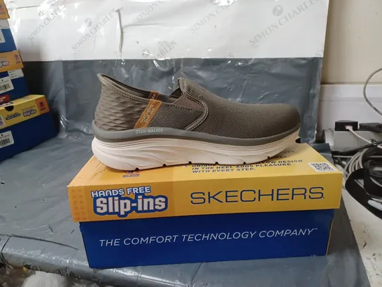 BOXED PAIR OF SKECHERS D'LUX WALKER SLIP-INS - LIGHT BROWN - SIZE 10 UK