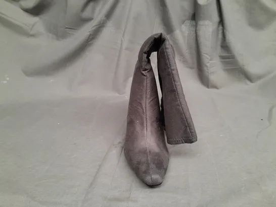 BOX OF APPROX 9 UNBRANDED HIGH HEEL BOOTS IN GREY - SIZE UNSPECIFIED 