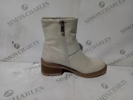 BOXED PAIR OF MODA IN PELLE CORNELIA BIKER BOOTS IN CREAM UK SIZE 6 