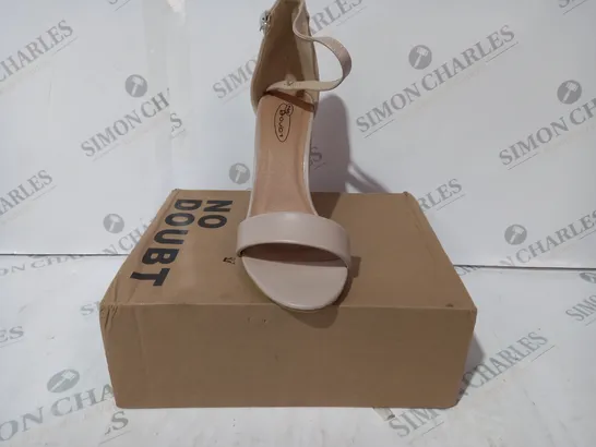 BOXED PAIR OF NO DOUBT OPEN TOE HIGH BLOCK HEEL SANDALS IN NUDE SIZE 7