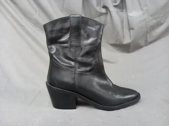 BOXED PAIR OF SOLEA WAYNE ANKLE BOOTS IN BLACK EU SIZE 35