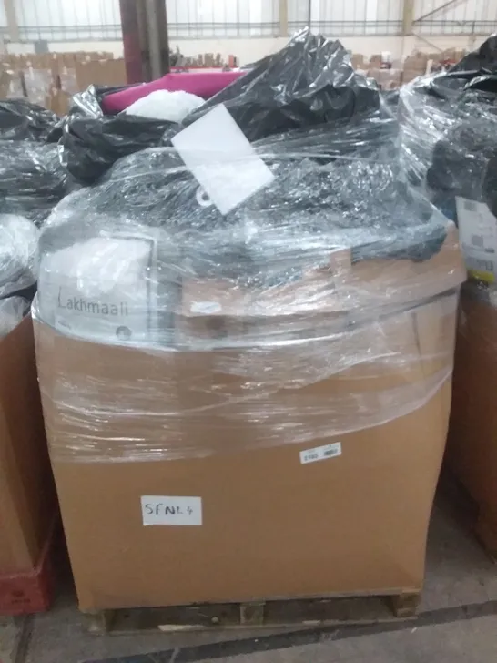 PALLET OF ASSORTED BEDDING ITEMS TO INCLUDE PILLOWS, OUTDOOR CUSHIONS, MATTRESS PROTECTORS, KIDS CUSHIONS, NECK PILLOWS ETC