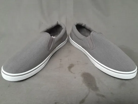 BOXED PAIR OF URBAN JACKS SLIP-ON SHOES IN GREY SIZE 9