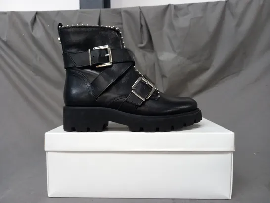 BOXED PAIR OF STEVE MADDEN HOOFY LEATHER ANKLE BOOTS IN BLACK EU SIZE 36