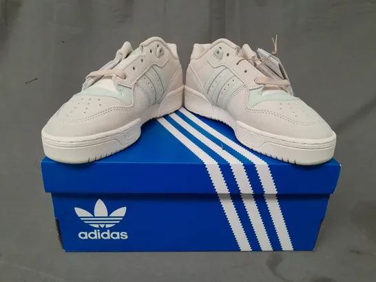 BOXED PAIR OF ADIDAS RIVALRY LOW W SHOES IN OFF WHITE/PASTEL GREEN UK SIZE 5