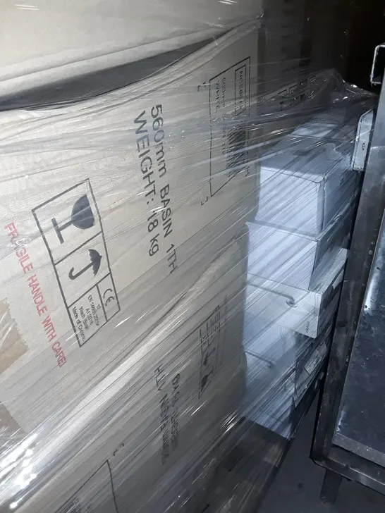 PALLET OF ASSORTED BATHROOM FITTING ITEMS TO INCLUDE 60CM GRAB BARS, 500MM BASINS AND DUAL FUNCTION SHOWER HEADS