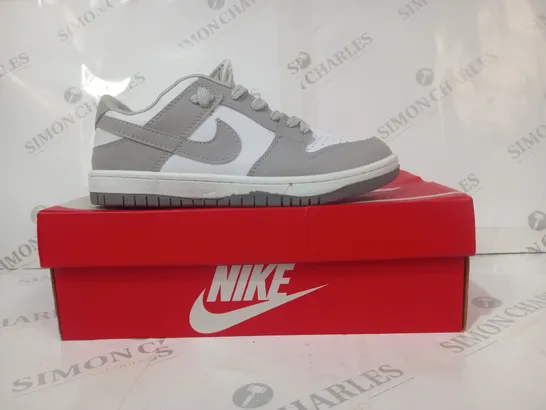 BOXED PAIR OF NIKE SB DUNK LOW PRO SHOES IN GREY/WHITE EU SIZE 40