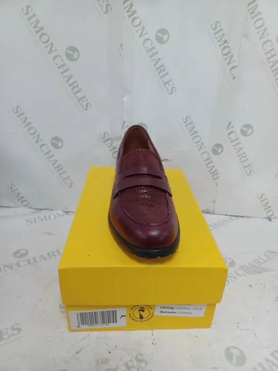 BOXED STRIVE LEATHER LOAFER SIZE 7